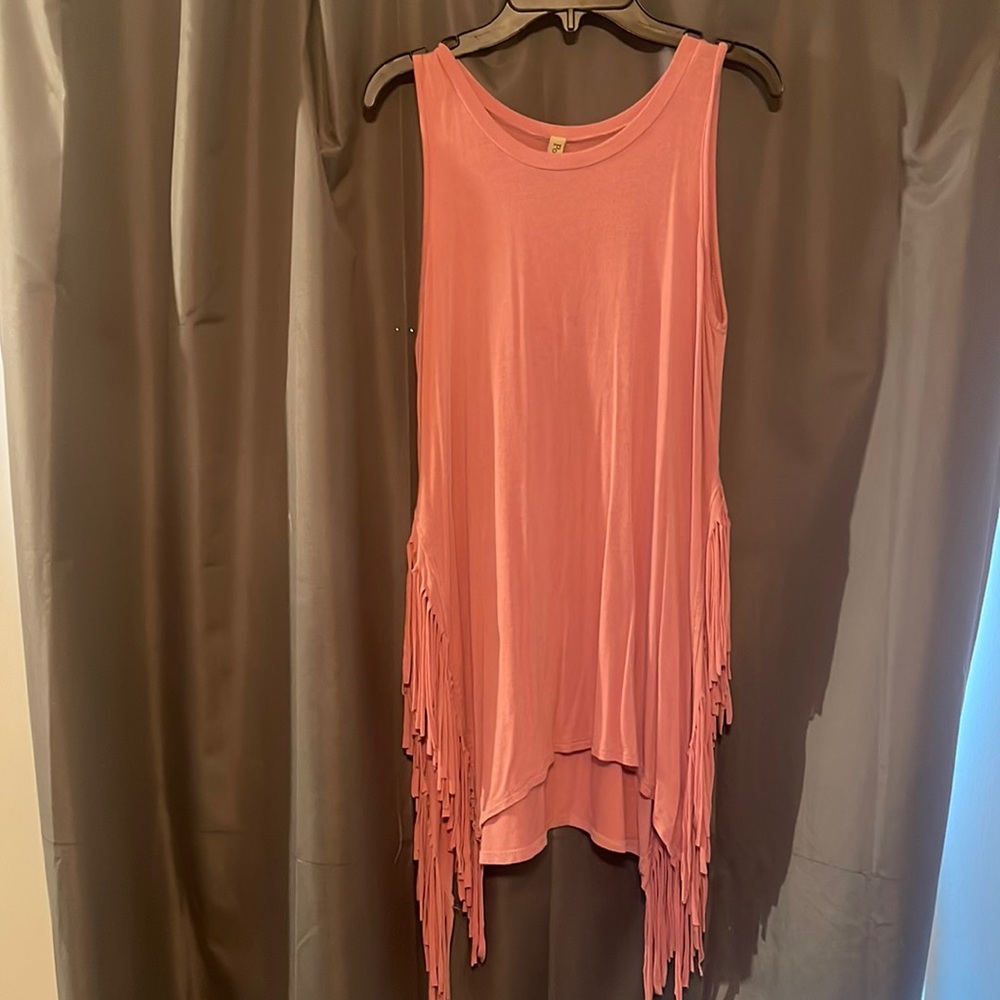 A medium long sleeveless shirt